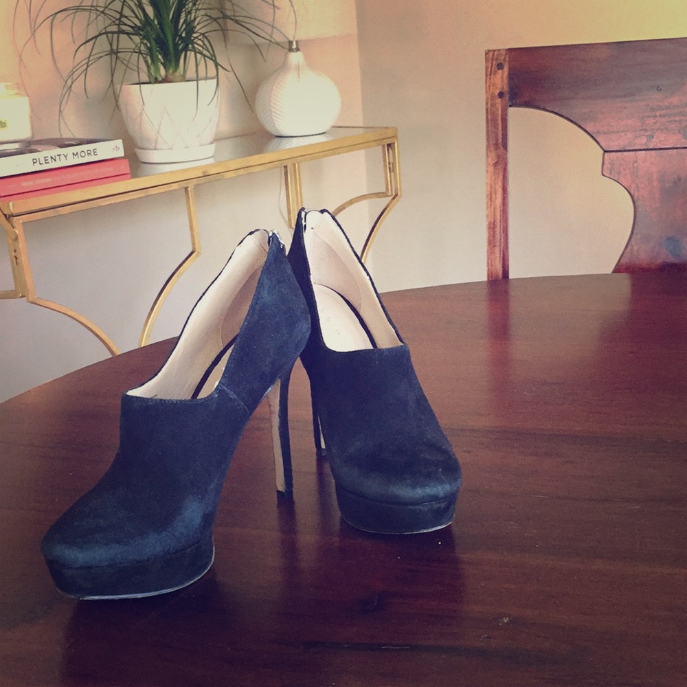 5.5 Nine West Black Suede booties. Gently worn.